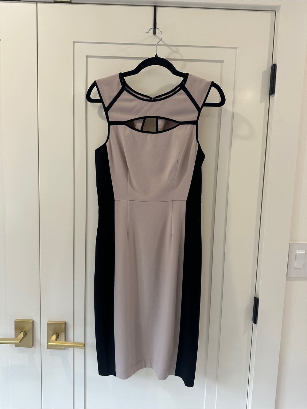BCBG- KELSEE Colourblock Sheath Dress Size 6 Taupe Black Cutout Detail